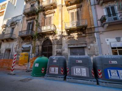 A completare il �panorama� c�� anche una lunga fila di cassonetti della spazzatura posta proprio davanti al portone d�ingresso